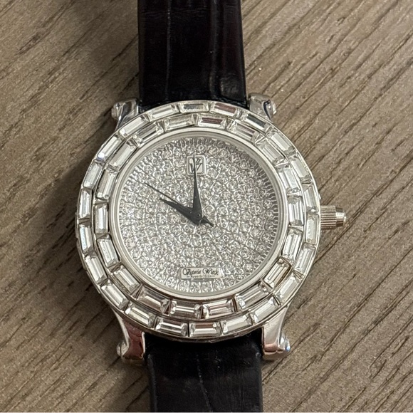Victoria Wieck Beverly Hills Watch Womens Crystals Leather Band New Battery - Picture 3 of 6